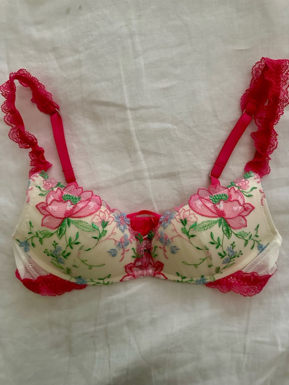 🌺Intimissimi Cream Bra with Pink Floral Embroidery🌺